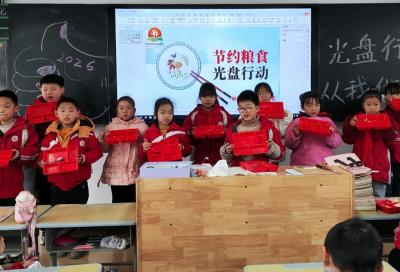 房县东城小学：餐盘见“光”照亮健康