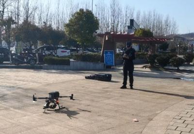 暖心！房县民警无人机喊话寻亲，快速找回走失孩童