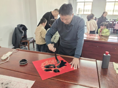 房县工商联：春联送福进民企