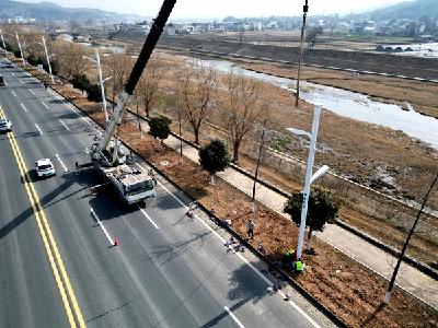 房县城关至军店一级路320盏新型节能路灯春节前安装完毕