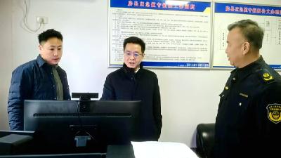 谢晓鸣除夕慰问一线值班人员并视频调度全县安全生产工作