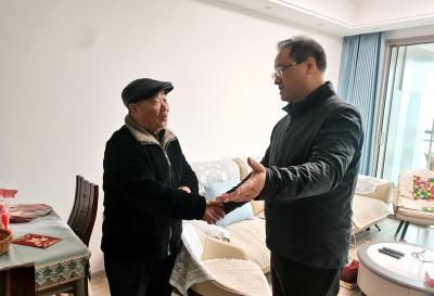 县政协主席丁杰看望慰问退休老领导邓海生