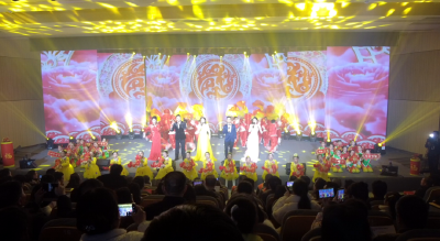 房县举办2026年春节联欢晚会暨鲜活黄酒酿造非遗传承人授牌仪式