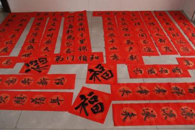 房县文联进穆清小区开展送春联活动