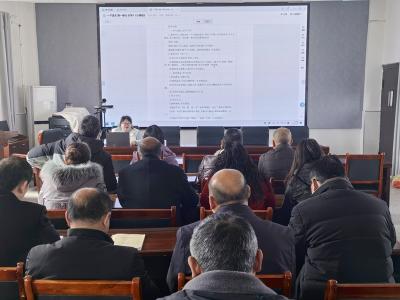 城关镇八一希望小学17名新进教师集体学“希沃”