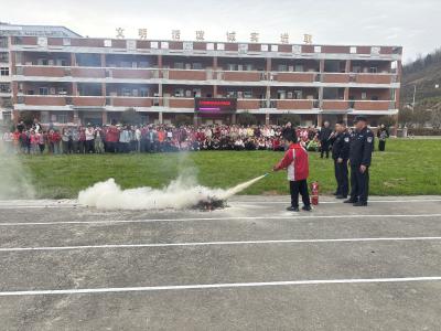 房县土城小学：法治宣传进校园  入心入行保平安