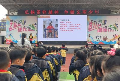 房县东城小学：春风沐校园 雷锋记心间