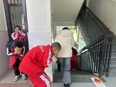 房县万峪学校：以练筑防开展应急疏散演练