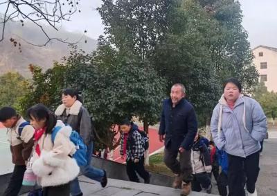 门古寺镇河兴小学：春风拂乡校 策马启新程