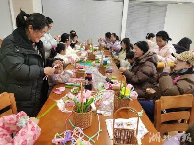 房县图书馆“三八”国际妇女节 扭扭棒花篮手工活动