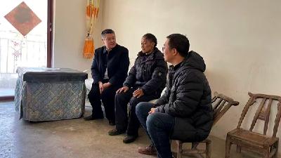 县低保中心：主动服务暖民心  带案下访解民忧