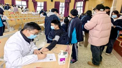 房县职业技术学校：体检进校园 护航逐梦路