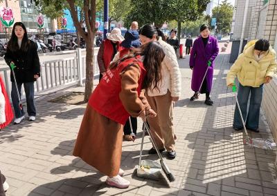 房县东城小学：践行育人初心 清扫文明街巷