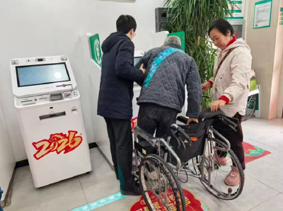 农业银行房县支行：轮椅之上有温情 农行服务暖人心