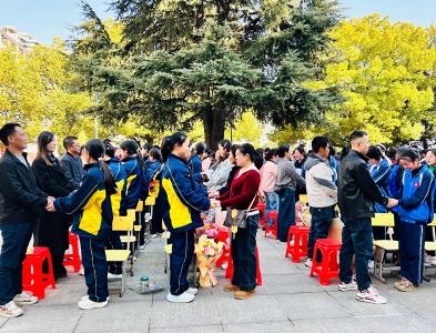 房县实验中学：百日砺剑誓师行 逐梦盛夏展宏图