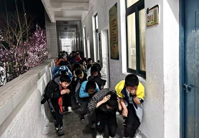 门古寺镇河兴小学：开展夜间消防应急疏散演练