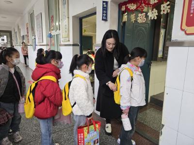 暖心晨检守安全 细致排查护成长——房县实验小学扎实开展学生晨检与校园安全排查工作