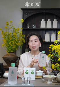 鄢丽：从世界500强到深山酿酒师 她用直播把乡愁酿成“全国金奖”