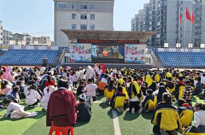 房县东城小学：观励志电影 燃少年梦想