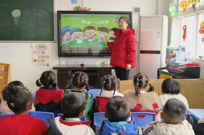 白鹤镇中心幼儿园：餐前一课润童心 健康饮食伴成长