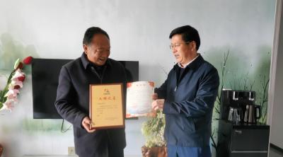操航为5名凡人善举代表颁发“文明之星”纪念牌及表扬信