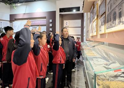 房县东城小学开展徒步祭扫红军烈士塔