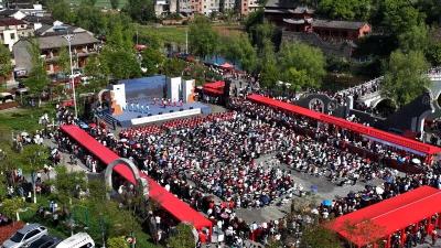 荆楚“红色文艺轻骑兵”跨区域联动文艺惠民演出汉江流域首场活动在房县举行 把优质文化服务送到群众身边