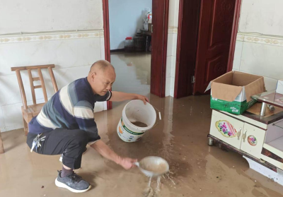 窑淮镇：暴雨中暖心守护 党员微善显担当