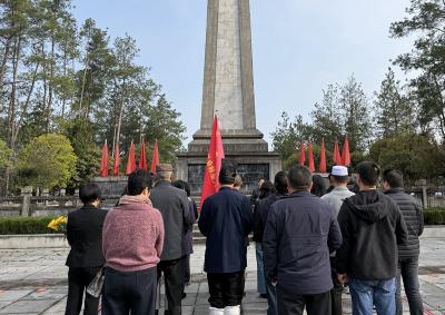 房县穆斯林群众开展清明祭扫英烈寄哀思活动