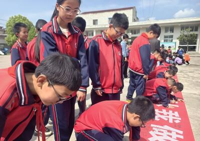 城关镇桃园小学：签名立誓守护“不落水”的青春