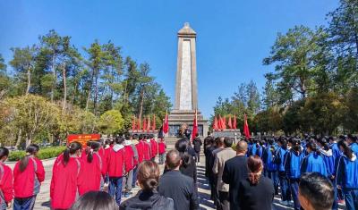房县实验中学：清明祭英烈 红色思政培育“新人”