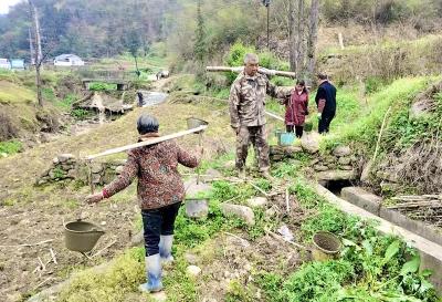 窑淮镇淮水村：干群同心修堰渠 助力春耕保丰收
