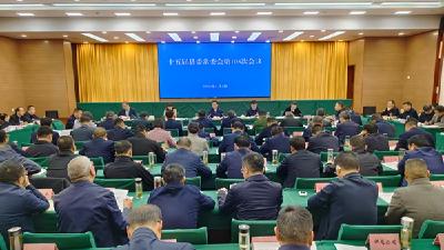 谢晓鸣主持召开县委常委会会议