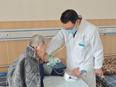 房县光荣院：医养携手暖桑榆 巡诊护航夕阳红