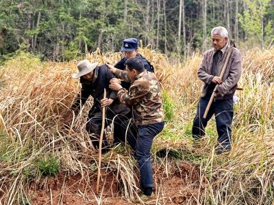 房县八旬老人深山迷路被困  村民挥刀砍出 “生命通道”
