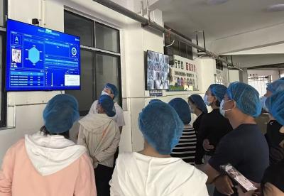 军店小学：家校零距离 陪餐护成长