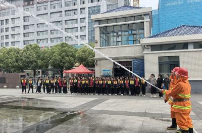 房县东城小学：实操演练筑防线 消防安全记心间