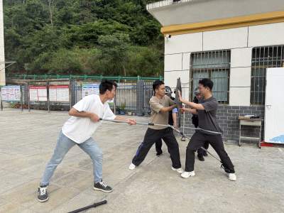 万峪学校开展最小应急单元反恐防暴演练