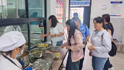 房县城关四中开展膳食监督暨家长开放日活动