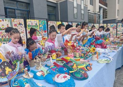 房县东城小学：巧手绘童趣 艺美润校园
