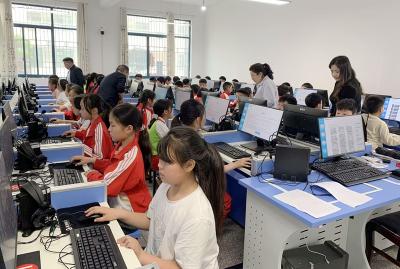 房县东城小学：以练促能备国检  精准帮扶促提升