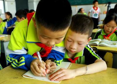 房县军店小学：榜样之光耀校园 逐梦前行好少年