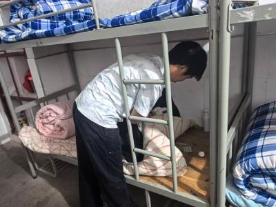 门古中学开展校园违禁物品专项排查工作