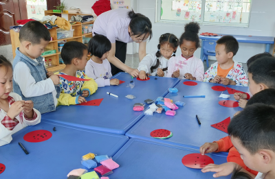 白鹤镇中心幼儿园：开展趣味手工活动