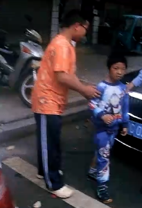 点赞！房县少年车流中救下五岁幼童