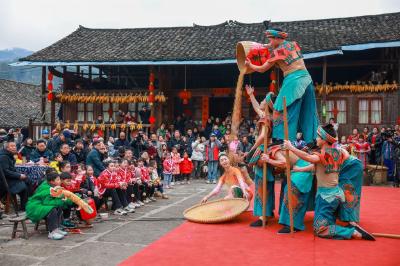鄂渝边区村民喜迎春 热热闹闹过大年