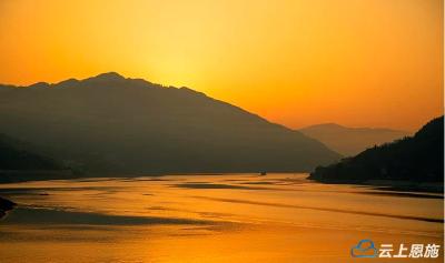 巴东：日出朝霞艳满天 峡江晨韵美千年