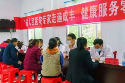 省人民医院专家走遍咸丰“健康服务零距离”义诊活动到达唐崖镇燕朝村