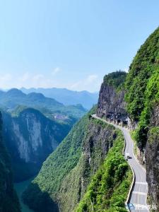 恩施鹤峰：绝壁上的雕崖公路