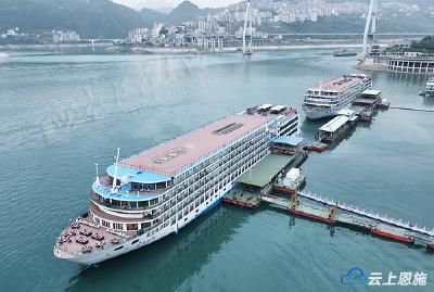 两艘涉外游轮停靠巴东 600多名游客共赏巫峡夜色